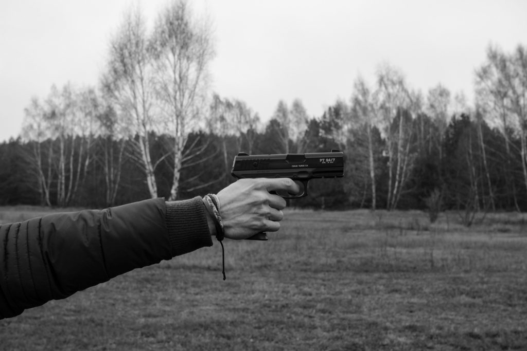 さすがに拳銃を使った教師はいませんが……。